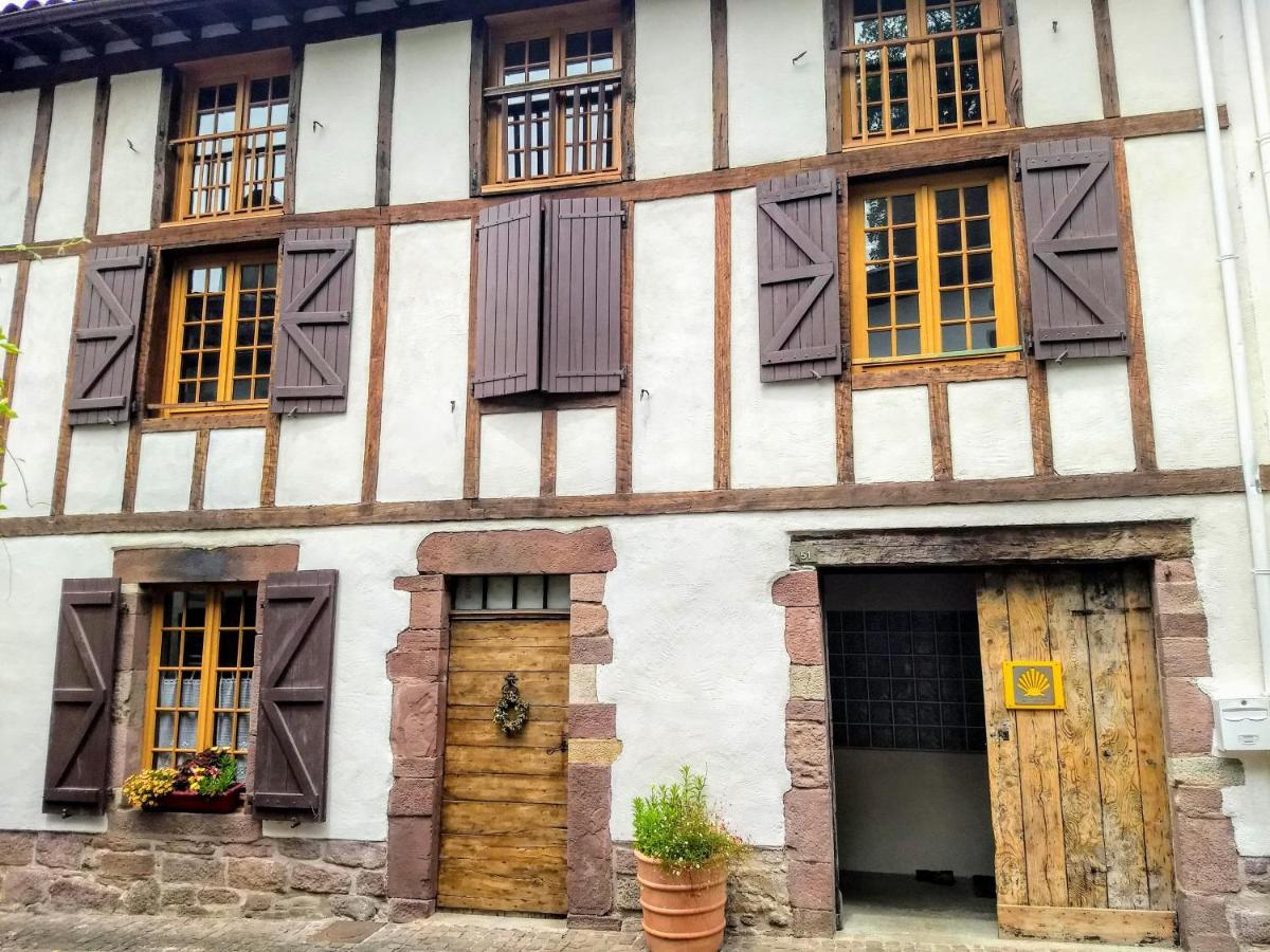 Gite De La Porte Saint Jacques: A Hostel For Pilgrims ภายนอก รูปภาพ